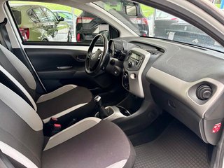 Toyota AYGO 1,0 x-play USB Bluetooth BC Klima ZV - foto 19