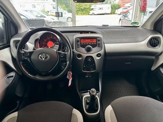 Toyota AYGO 1,0 x-play USB Bluetooth BC Klima ZV - foto 11