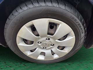 Toyota Yaris Sol~KLIMA~NAVI~ALLWETTERREIFEN~el. FH~el. Asp~Bluetth.~INSP. NEU BATTERIE NEU+TÜV bis 08.2026 - bilder 13