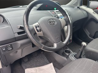 Toyota Yaris Sol~KLIMA~NAVI~ALLWETTERREIFEN~el. FH~el. Asp~Bluetth.~INSP. NEU BATTERIE NEU+TÜV bis 08.2026 - bilder 15