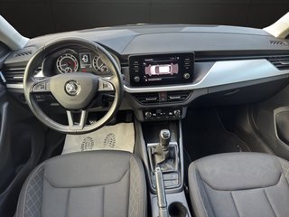 Skoda Scala Ambition~LED vorne+ LED hinte~R-KAMERA~ACC+TEMPO~6 gang~orignal ALU~CAR PLAY~ALLWETTERREIFEN~SHT~KLIMAAUTOMATIK~ALU~ UNFALLFREI / LACKIERUNGSFREI / org. ALUS / NICHT RAUHCER - bilder 4