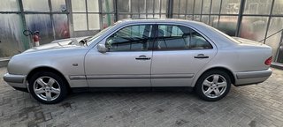 Mercedes-Benz E 320 4Matic  TÜV/EXTREM GUT AUSGESTATTET - photo 1