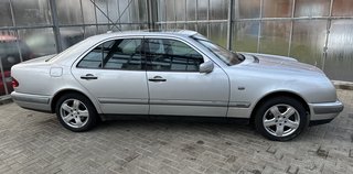 Mercedes-Benz E 320 4Matic  TÜV/EXTREM GUT AUSGESTATTET - photo 2