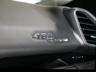 Ferrari 488 Spider Sport Abgas Kamera Carbon Lenkrad, Scuderia Embleme Daytona Seats - bilder 39