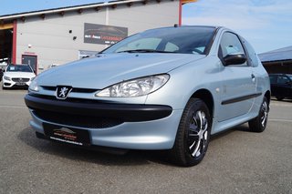 Peugeot 206 Pop Art TÜV NEU 04/ 2023 Used vehicle for sale | First registration 04/2004 | Price 1.390 €