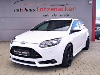 Ford Focus ST LEDER/NAVI/KEYLES/BI-XENON/GARANTIE Used vehicle for sale | First registration 04/2013 | Price 12.590 €