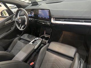 BMW 218 Active Tourer M-SPORT PANO HUD H&K MASSAGE - foto 29