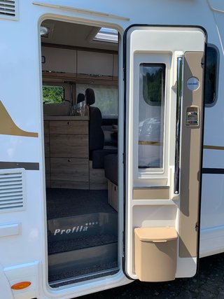 Eura Mobil Profila T 675 SB incl. Fahrradträger, Markise und NAV mit Rückfahrkam.,Chassis-, Design-, Plug in-Paket, Panorama-Glasdach, Zus.-Bett für zwei Pers. - foto 6