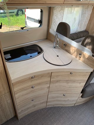 Eura Mobil Profila T 675 SB incl. Fahrradträger, Markise und NAV mit Rückfahrkam.,Chassis-, Design-, Plug in-Paket, Panorama-Glasdach, Zus.-Bett für zwei Pers. - foto 8
