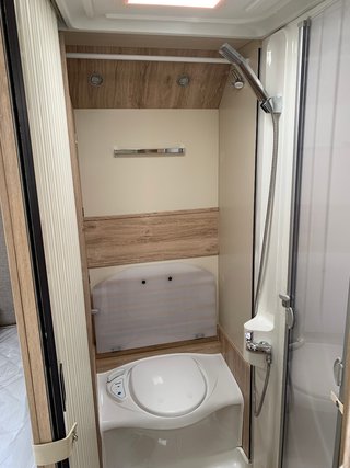 Eura Mobil Profila T 675 SB incl. Fahrradträger, Markise und NAV mit Rückfahrkam.,Chassis-, Design-, Plug in-Paket, Panorama-Glasdach, Zus.-Bett für zwei Pers. - foto 20