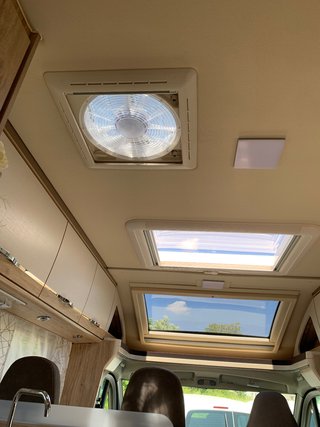 Eura Mobil Profila T 675 SB incl. Fahrradträger, Markise und NAV mit Rückfahrkam.,Chassis-, Design-, Plug in-Paket, Panorama-Glasdach, Zus.-Bett für zwei Pers. - foto 27