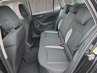 Skoda Kamiq Selection 1,0TSI DSG Kessy/Kamera/Temp/2-Z.Klimaaut.  ** - foto 9