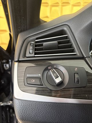 BMW M550 d xDrive  M-PAKET SHZ NAV LEDER AHK H&K - foto 8