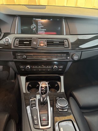 BMW M550 d xDrive  M-PAKET SHZ NAV LEDER AHK H&K - foto 15