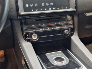 Jaguar F-Pace Black Pack R-Sport 25d AWD*Pano*Meridian* - bilder 12