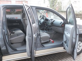 Toyota Hilux 3.0 TD Double Cab Life 4x4 1.Hand - фото 16
