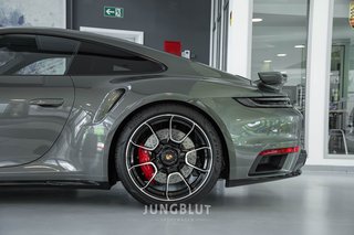 Porsche 992 Turbo Coupé + Glasdach + Carbon + Sport Design + Aventuringrün - foto 25