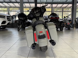 Harley-Davidson Street Glide FLHTCU 107 Electra UltraClassic APE - photo 4