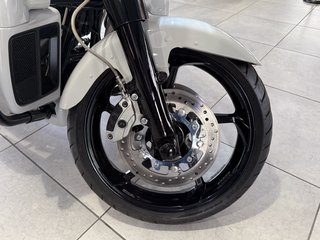 Harley-Davidson CVO Street Glide 114ci FLHXSE BOOM! AudioStage2 - photo 17