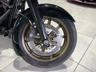 Harley-Davidson Road King FLHR 107 CVO Custom AllBlack Tempomat - bilder 13
