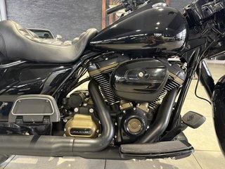 Harley-Davidson Road King FLHR 107 CVO Custom AllBlack Tempomat - bilder 12