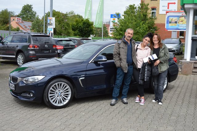 Glückliche Kunden in Autohaus NeckarAlb