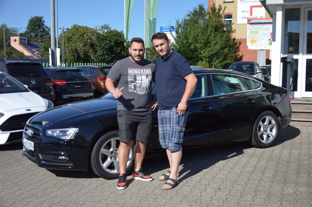 Glückliche Kunden in Autohaus NeckarAlb