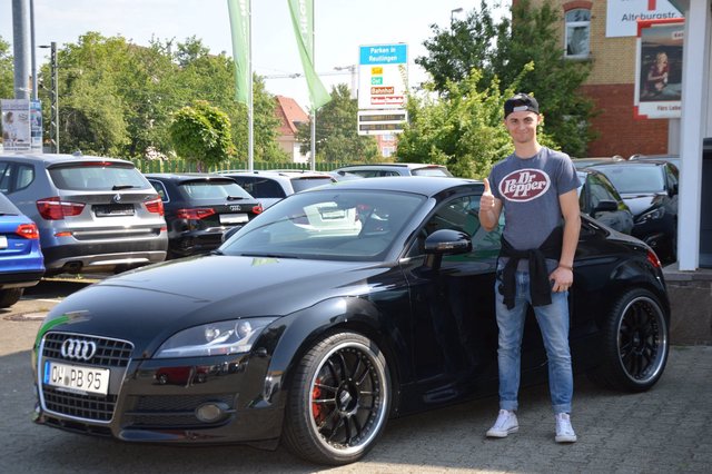 Glückliche Kunden in Autohaus NeckarAlb