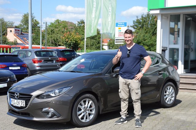 Glückliche Kunden in Autohaus NeckarAlb