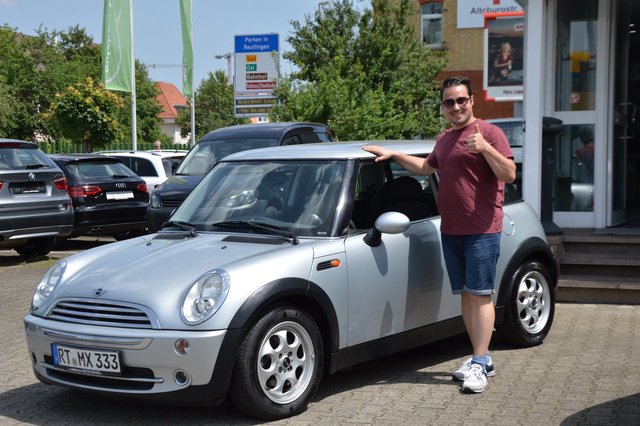 Glückliche Kunden in Autohaus NeckarAlb