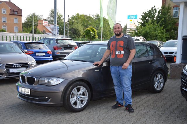 Glückliche Kunden in Autohaus NeckarAlb