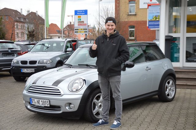 Glückliche Kunden in Autohaus NeckarAlb