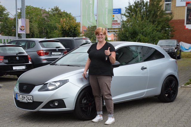 Glückliche Kunden in Autohaus NeckarAlb