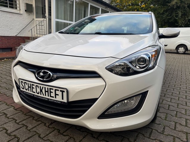 Hyundai i30 cw FIFA World Cup Edition/1.Hand/Kamer/Navi Gebrauchtwagen Kaufen | EZ 06/2014 | Preis 9.999 €