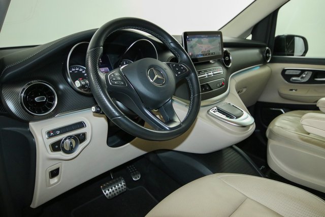 Mercedes-Benz V 300 d AMG Line lang Leder Pano Distr AHK 360K - bilder 7