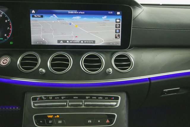 Mercedes-Benz E 450 4M AMG Line Pano 360 Kamera Leder Keyless - bilder 10