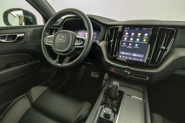 Volvo XC60 R Design Plus Dark Recharge Plug-I AWD ACC - bilder 9