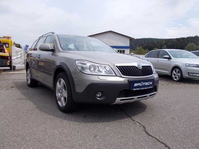 Skoda Octavia Combi 2.0 TDI Scout 4X4 DSG / XENON / AHK - foto 1