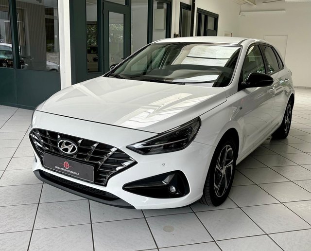 Hyundai i30 Intro Edition Mild-Hybrid LED Navi Tempomat Used vehicle for sale | First registration 12/2020