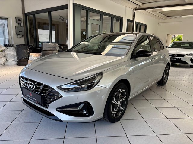 Hyundai i30 Intro Edition 1.5 LED Navi Pano Kamera Used vehicle for sale | First registration 09/2020