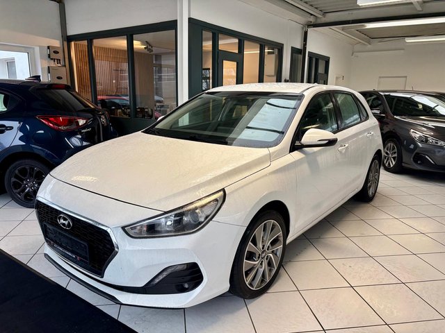 Hyundai i30 Trend Kamera CarPlay Tempomat Navi Used vehicle for sale | First registration 09/2019