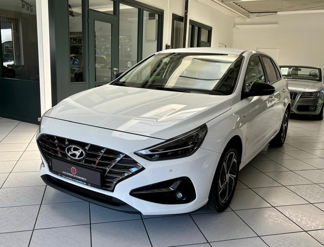 Hyundai i30 Intro Edition Mild-Hybrid LED Navi Tempomat Used vehicle for sale | First registration 03/2021