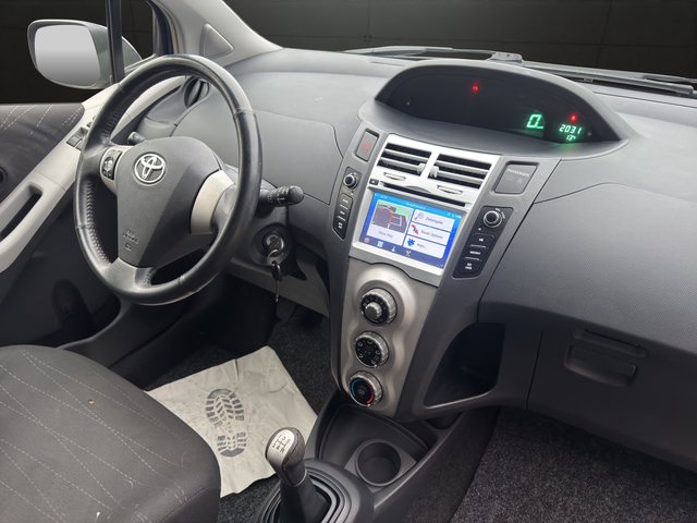 Toyota Yaris Sol~KLIMA~NAVI~ALLWETTERREIFEN~el. FH~el. Asp~Bluetth.~INSP. NEU BATTERIE NEU+TÜV bis 08.2026 - bilder 13