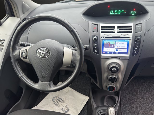 Toyota Yaris Sol~KLIMA~NAVI~ALLWETTERREIFEN~el. FH~el. Asp~Bluetth.~INSP. NEU BATTERIE NEU+TÜV bis 08.2026 - bilder 16