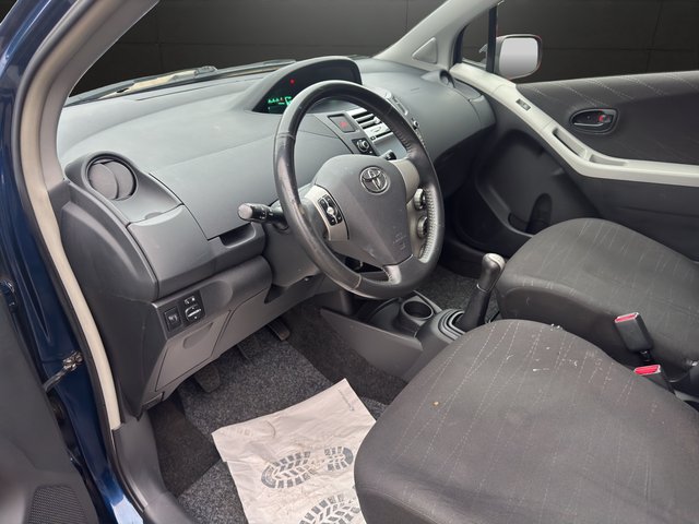 Toyota Yaris Sol~KLIMA~NAVI~ALLWETTERREIFEN~el. FH~el. Asp~Bluetth.~INSP. NEU BATTERIE NEU+TÜV bis 08.2026 - bilder 9