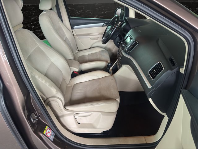 Volkswagen Sharan Highline BMT~AUTOMATIK~7 SITZER~PANO~SHZ~el. SCHIEBETÜREN~KURVENLICHT~AHK~KLIMAAUTOM.~XENON~NAVI~TEMPO~ALCANTARA~ingrierte KINDERSITZE~ ZAHNRIEMEN / INSPEKTION / BREMSEN / REIFEN vor 10.000 tkm erneuert. - bilder 13