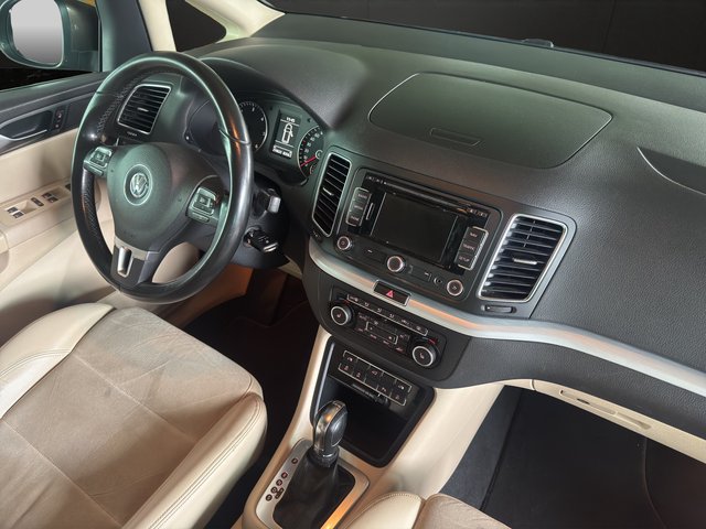 Volkswagen Sharan Highline BMT~AUTOMATIK~7 SITZER~PANO~SHZ~el. SCHIEBETÜREN~KURVENLICHT~AHK~KLIMAAUTOM.~XENON~NAVI~TEMPO~ALCANTARA~ingrierte KINDERSITZE~ ZAHNRIEMEN / INSPEKTION / BREMSEN / REIFEN vor 10.000 tkm erneuert. - bilder 14