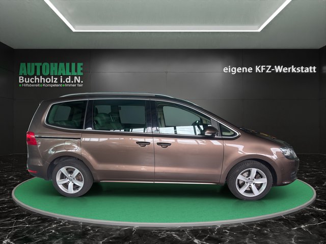 Volkswagen Sharan Highline BMT~AUTOMATIK~7 SITZER~PANO~SHZ~el. SCHIEBETÜREN~KURVENLICHT~AHK~KLIMAAUTOM.~XENON~NAVI~TEMPO~ALCANTARA~ingrierte KINDERSITZE~ ZAHNRIEMEN / INSPEKTION / BREMSEN / REIFEN vor 10.000 tkm erneuert. - bilder 4