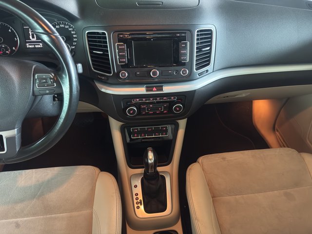 Volkswagen Sharan Highline BMT~AUTOMATIK~7 SITZER~PANO~SHZ~el. SCHIEBETÜREN~KURVENLICHT~AHK~KLIMAAUTOM.~XENON~NAVI~TEMPO~ALCANTARA~ingrierte KINDERSITZE~ ZAHNRIEMEN / INSPEKTION / BREMSEN / REIFEN vor 10.000 tkm erneuert. - bilder 10