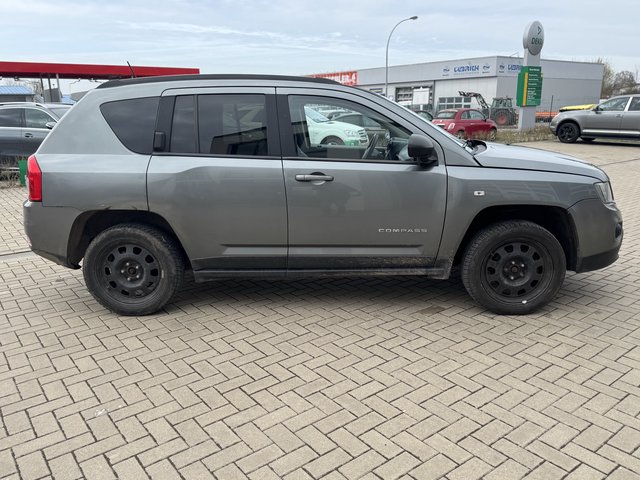 Jeep Compass Limited 4x4~Navi~KLIMAAUT.~ALUS~WINTR.~SHZ~6 gang~STANDHEIZUNG~TEMPO~ Das Fahrzeug wird bevorzugt an Wiederverkäufer / Auslandverkauf / Bastler / Export.! - bilder 8